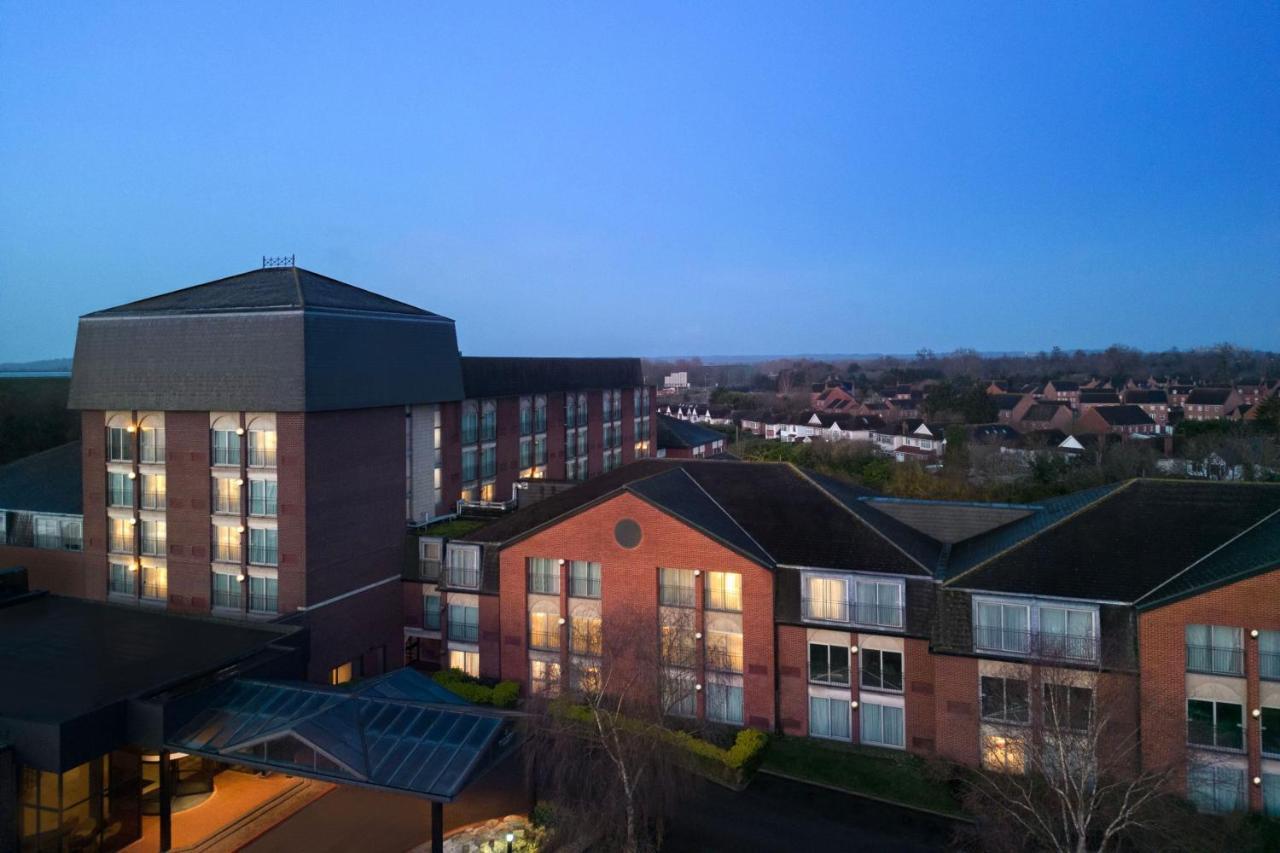 Delta Hotels By Marriott Heathrow Windsor Buitenkant foto