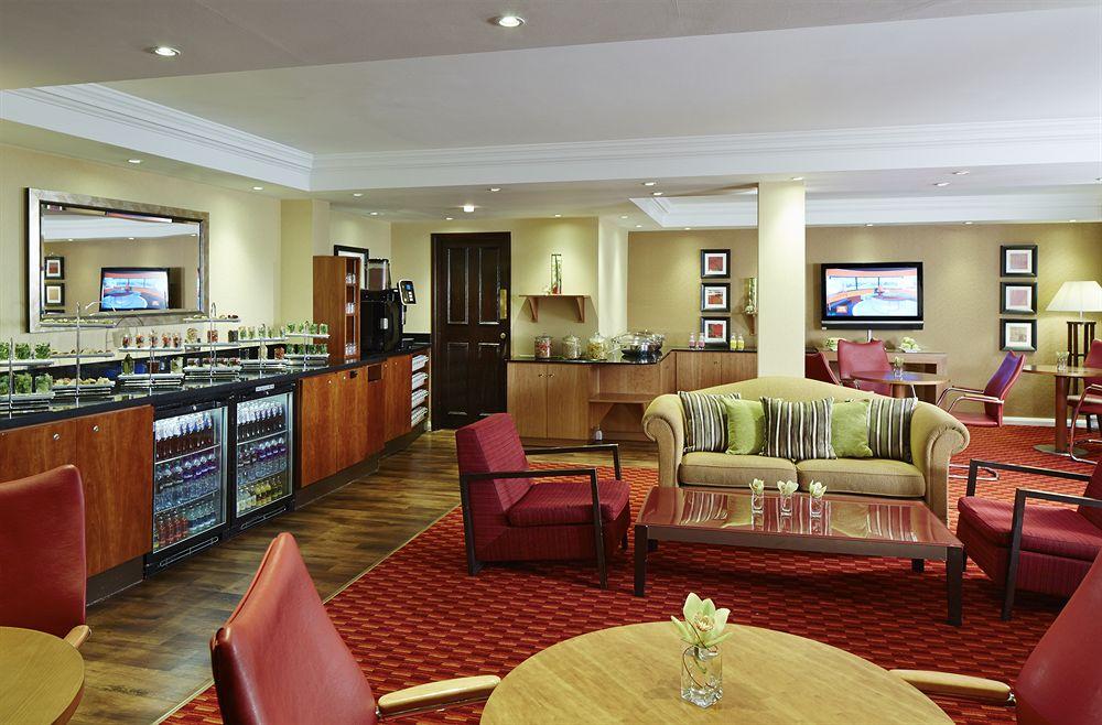 Delta Hotels By Marriott Heathrow Windsor Buitenkant foto