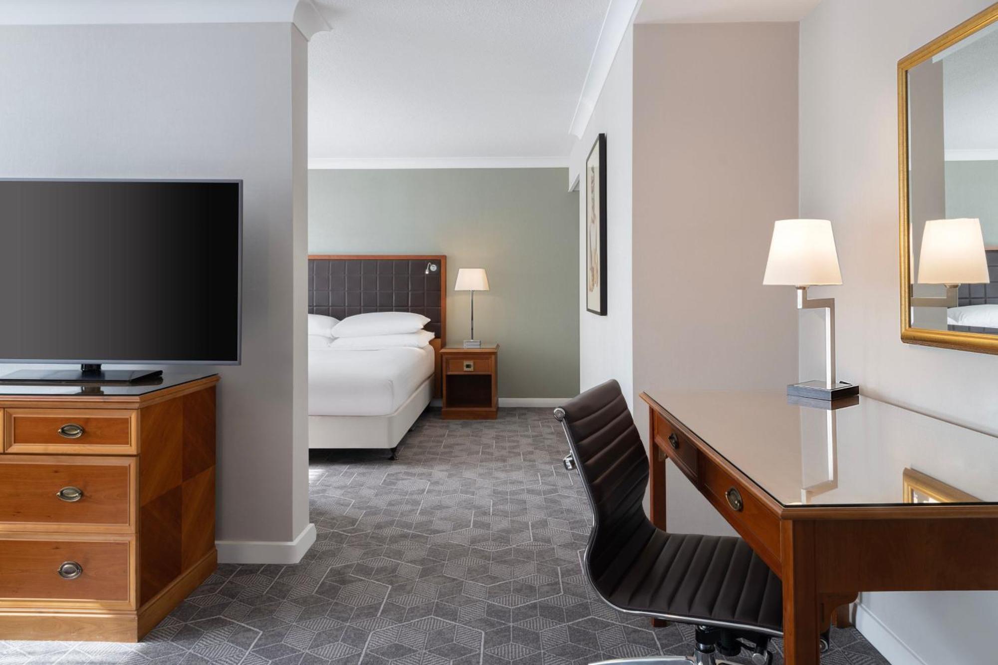 Delta Hotels By Marriott Heathrow Windsor Buitenkant foto