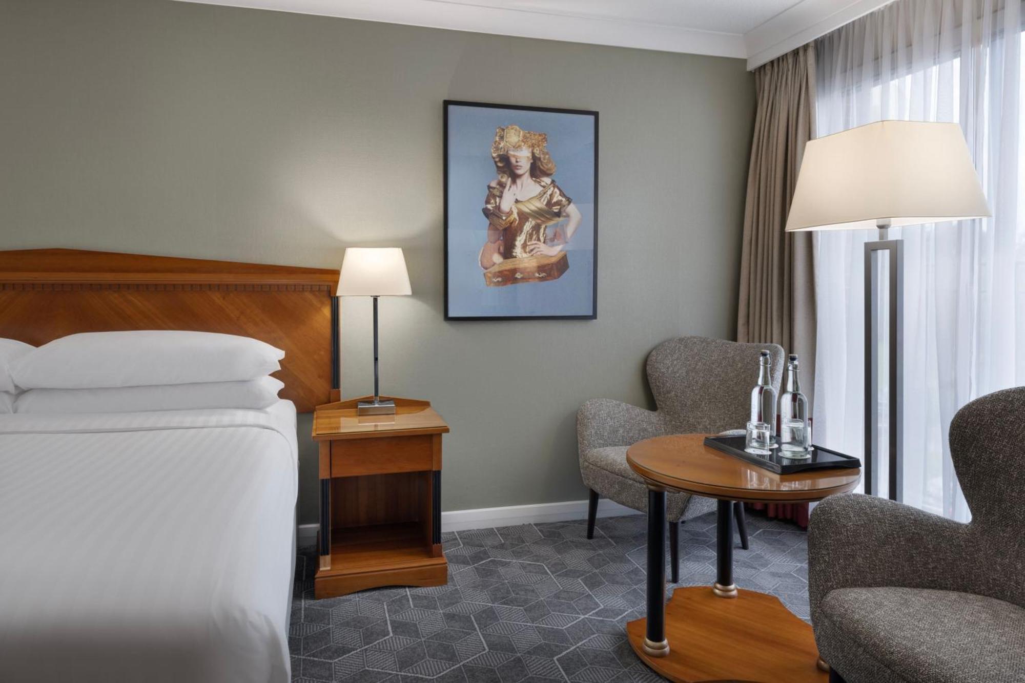 Delta Hotels By Marriott Heathrow Windsor Buitenkant foto