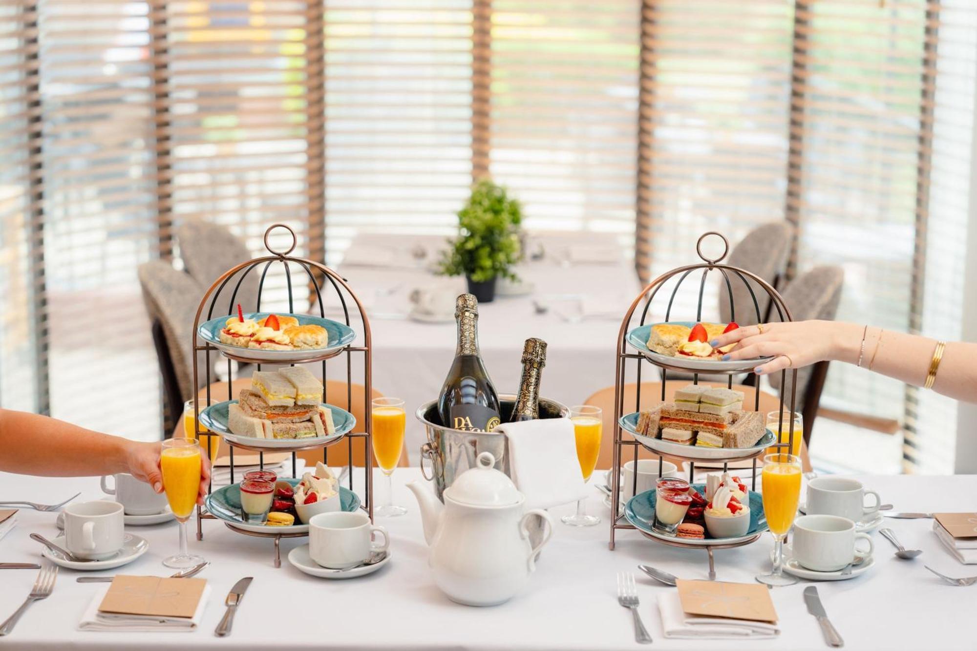 Delta Hotels By Marriott Heathrow Windsor Buitenkant foto