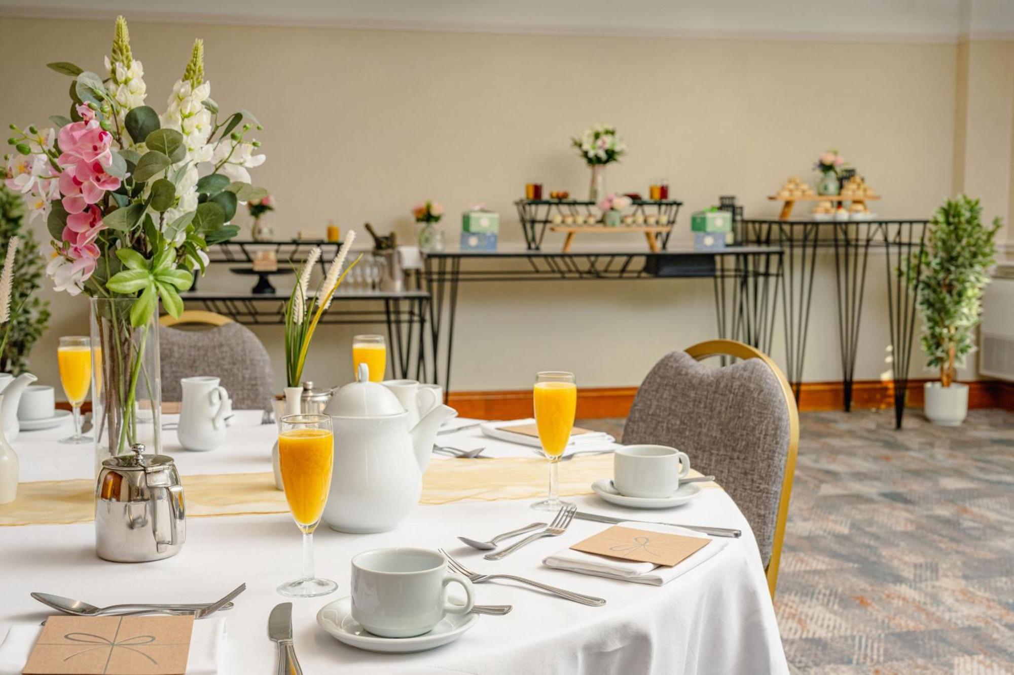 Delta Hotels By Marriott Heathrow Windsor Buitenkant foto