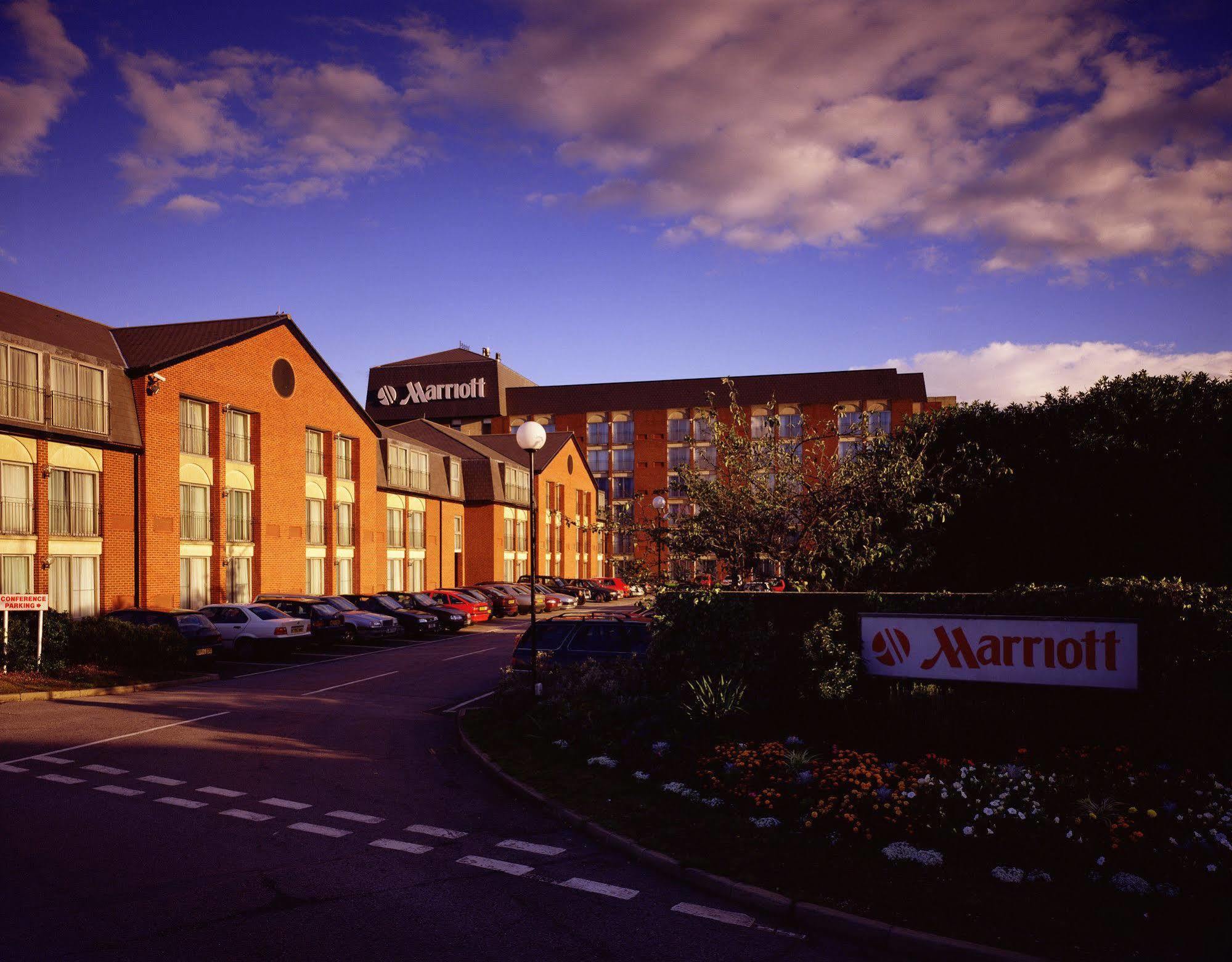 Delta Hotels By Marriott Heathrow Windsor Buitenkant foto